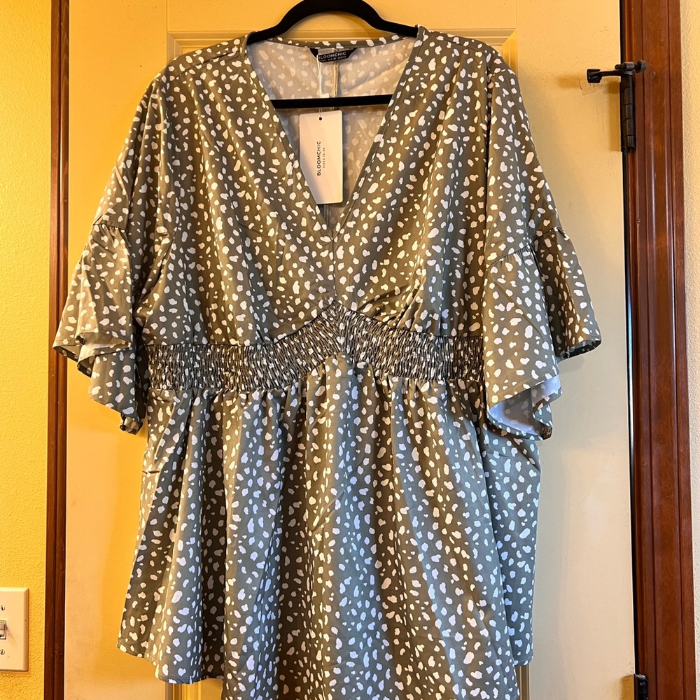BloomChic 22/24 Sage and White Patterned Flowy Blouse
NWT